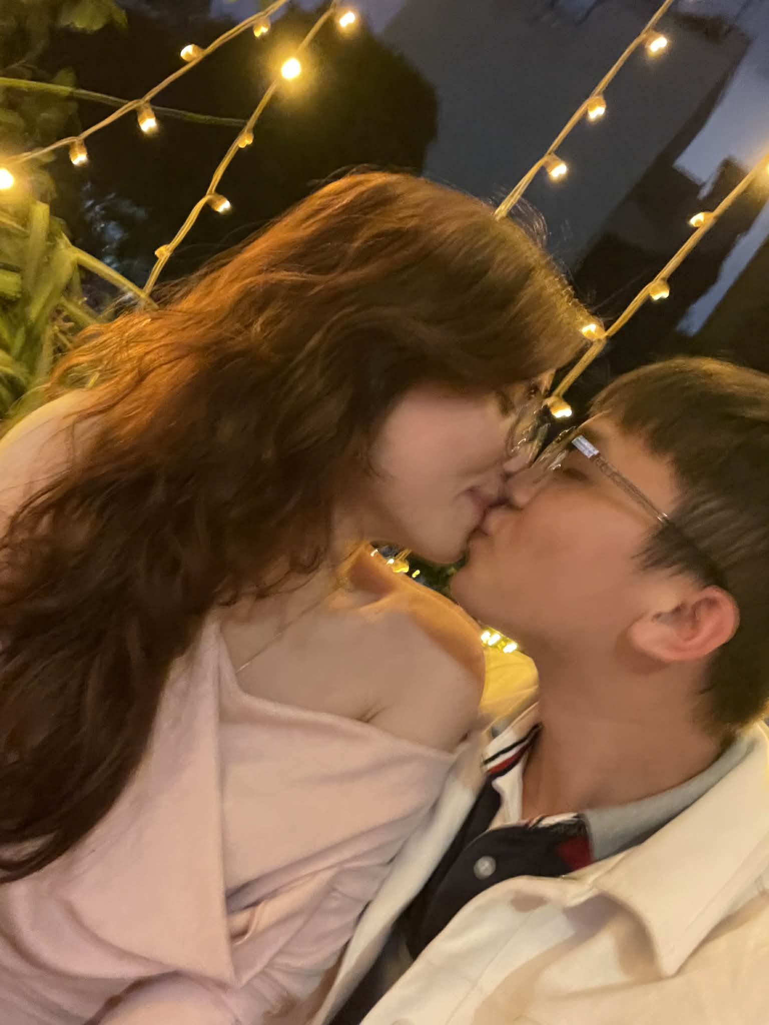 Khoảnh khắc Khang và Mi Sun hôn nhau